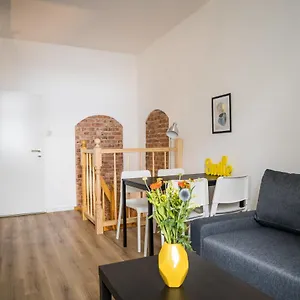 spacious-apartment-in-berlin-mitte-for-6.find-berlin-hotels.com/